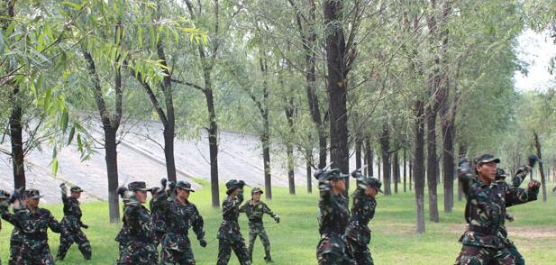 參加軍事體驗(yàn)夏令營(yíng)可以提高孩子的什么？