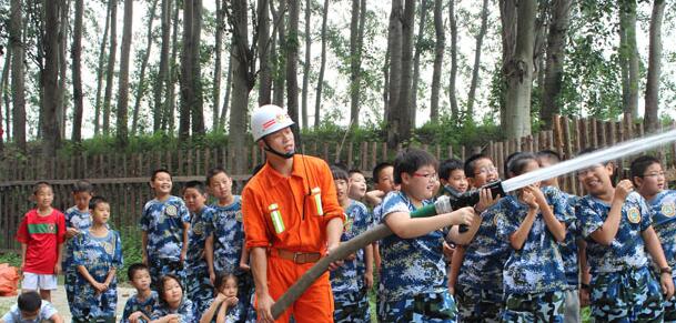 小學(xué)生參加軍事夏令營的目的是什么？